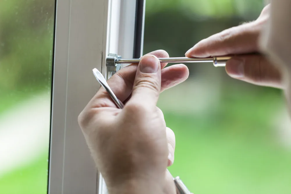 Fensterbeschlag wird mit einem Inbusschlüssel am Exzenterzapfen nachgestellt