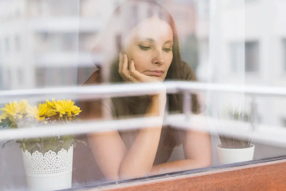 Papierstreifen-Test an einem Fensterfalz zur Prüfung der Dichtheit