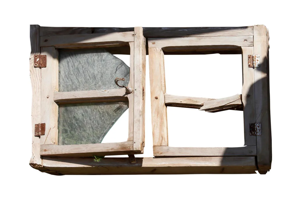 Altes Holzfenster mit verzogenem Flügel und sichtbarem Spalt an der Dichtung