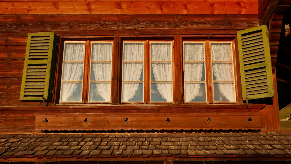 Fenster im Landhausstil mit Kreuzteilung und hellem Rahmen