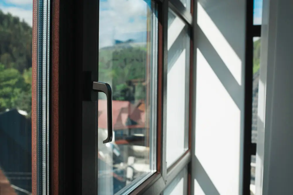 Fenster mit schmalen Sprossen an einer modernen Neubaufassade
