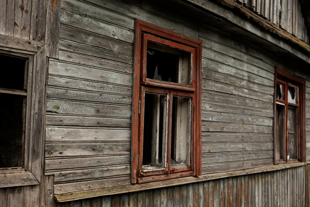 Verwitterte Holzfenster streichen: Rahmen vor und nach dem Neuanstrich
